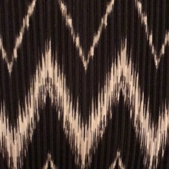 Black and White Accordion LulaRoe Shirley Size S - Picture 2 of 4